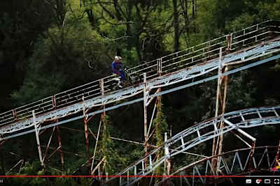 Doug Lampkin erkundet mit seinem Vertigo-Trialmotorrad den Parco delle Groane bei Mailand