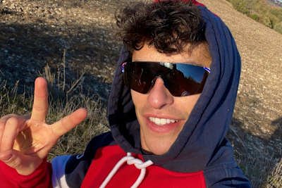 Bei den Fans meldete sich Marc Márquez online mit einem Selfie