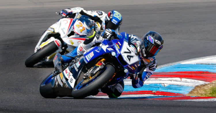 Im ersten Rennen hält Max Neukirchern die Konkurrenz hinter sich