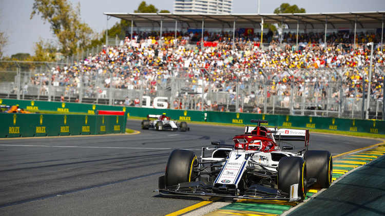 Kimi Räikkönen mit seinem Pokal