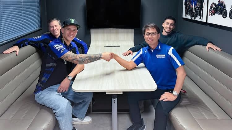 Hand drauf: Fabio Quartararo und Yamaha-Racing-Boss Lin Jarvis besiegeln die Vertragsverlängerung