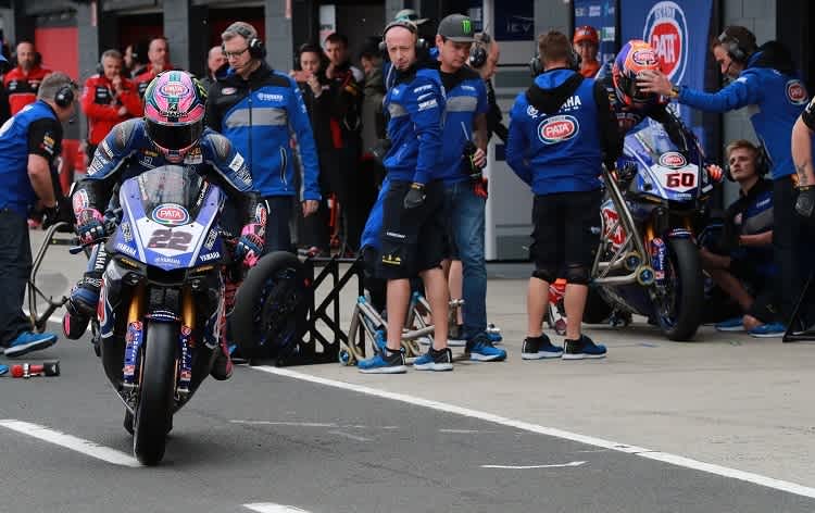 Lowes verließ die Box bereits (vorne), als van der Mark zum Reifenwechsel eintraf (hinten)