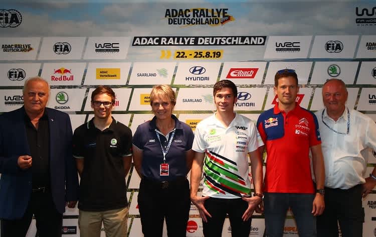 Jutta Kleinschmidt (Mi) & Co. bei der Pressekonferenz