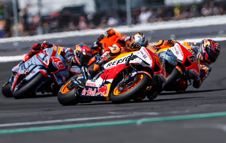 Heftige Fights: Bradl (6) neben Pol Espargaró (44), dahinter Di Giannantonio (49) und Fernández