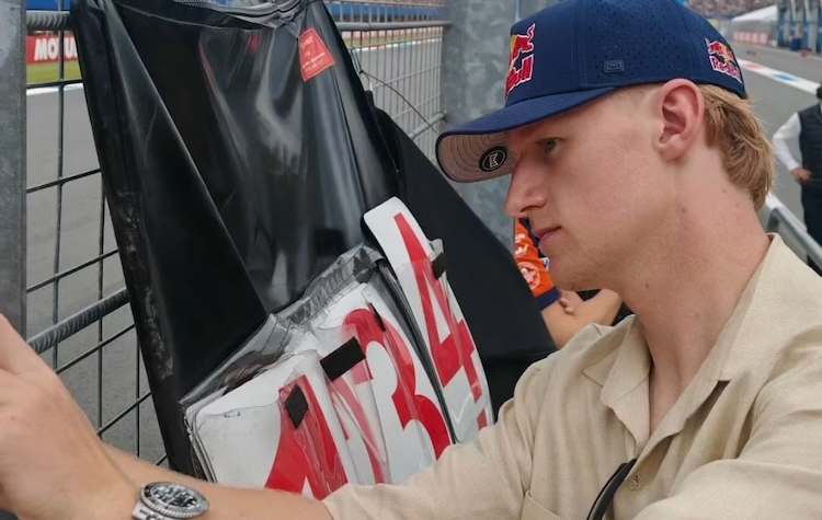 Im Wasser schon ohne Krücken: Hiasi Walkner macht Fortschritte.