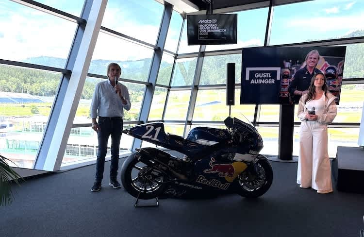 Gustl Auinger und Alina Marzi moderierten in Spielberg die Legendenparade an. Im Fokus, Bikes wie die YZR 500