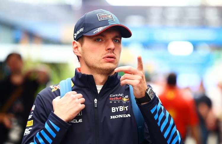 Max Verstappen vor den beiden McLaren