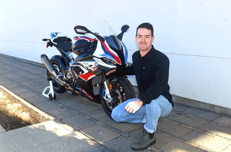 Übergabe der neuen BMW M 1000 RR an Ben Young in Kanada