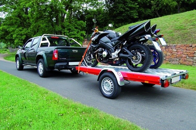 Endlich: jetzt darf man auch in der Schweiz mit Anhänger auf der Autobahn mit 100 km/h unterwegs sein 