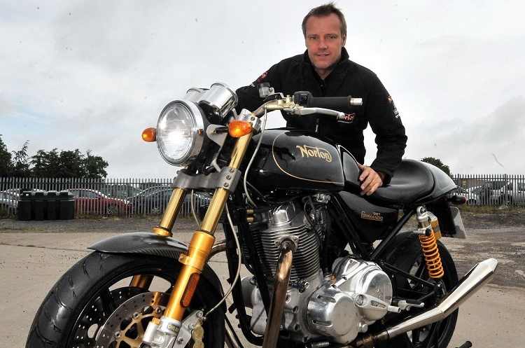 Damals war er ein Held: Stuart Garner mit einer Norton vor Schloss Donington Hall, das ihm damals ebenfalls gehörte.