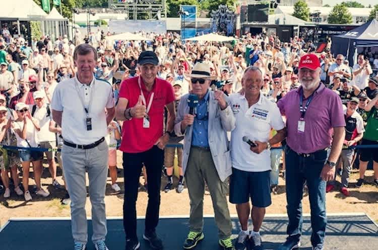 Legenden-Versammlung mit Röhrl, Stuck, Braun, Nissen, Manthey und begeisterte DTM-Fans vor der Bühne