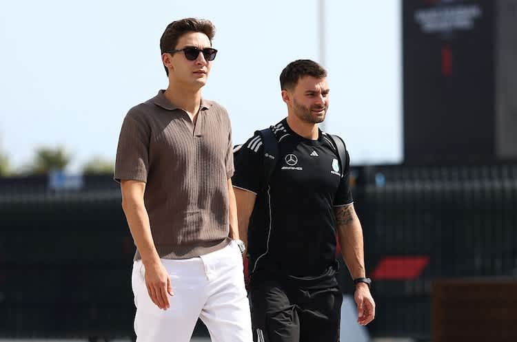 George Russell bei der Ankunft an der Strecke in Jeddah