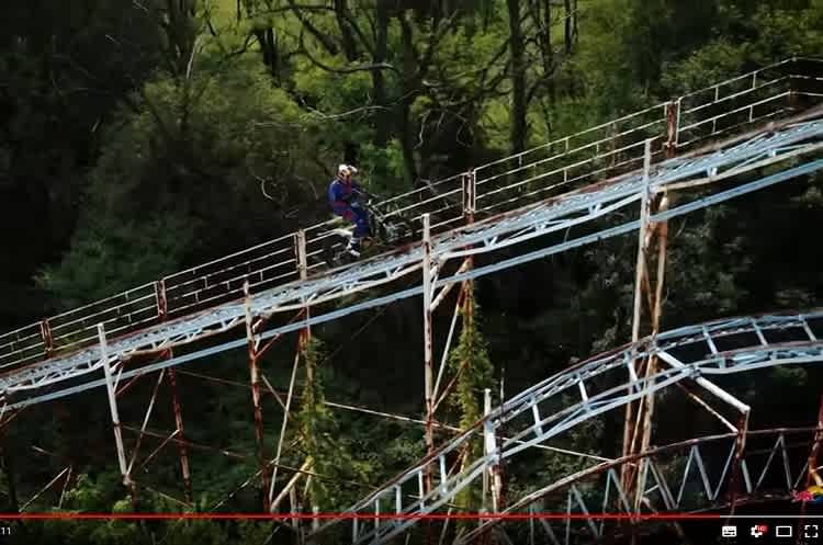 Doug Lampkin erkundet mit seinem Vertigo-Trialmotorrad den Parco delle Groane bei Mailand