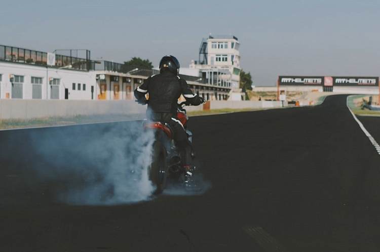 Triumph Rocket III: Neues Modell in Arbeit mit 2,5 Litern Hubraum auf drei stehende Zylinder verteilt