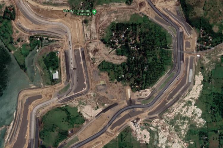 Das Dorf ‹Dusun Bunut› befindet sich im grünen Bereich, umgeben von der Rennstrecke