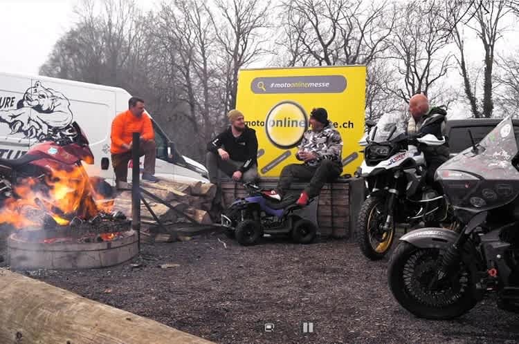 Motoonlinemesse: Der Reiseveranstalter Grizzly Adventure Tours präsentiert sich am Lagerfeuer im Zürcher Oberland statt in der Messehalle in Zürich-Oerlikon