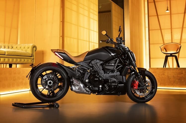 Ducati XDiavel Nera: Sonderserie, die vom Turiner Traditionsunternehmen Poltrona Frau mitgestaltet wurde
