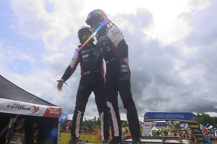 Die Sieger Jonne Halttunen und Kalle Rovanperä