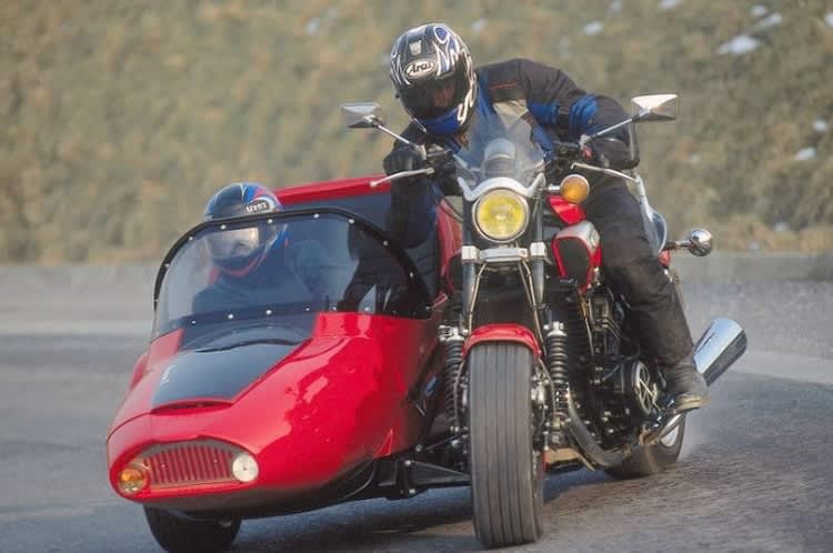 Es gibt Fahrzustände, bei denen auch mit dem Gespann gegengelenkt wird