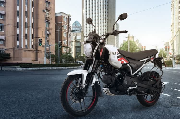 Bajaj Freedom 125 NG04: Sitzbank für mehr als zwei Personen, Schutzgitter gegen ins Hinterrad verhedderte Saris