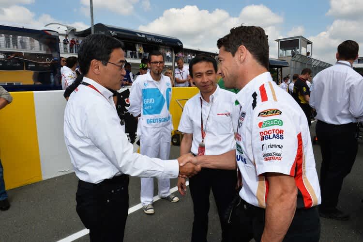 Lucio Ccechinello mit Honda-Vorstand Yoshida, daneben Manager Sato