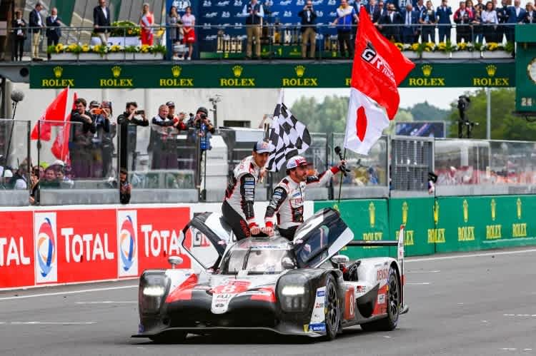 Strahlende Weltmeister: Fernando Alonso und Sébastien Buemi (beide oben) und Kazuki Nakajima (im Toyota)