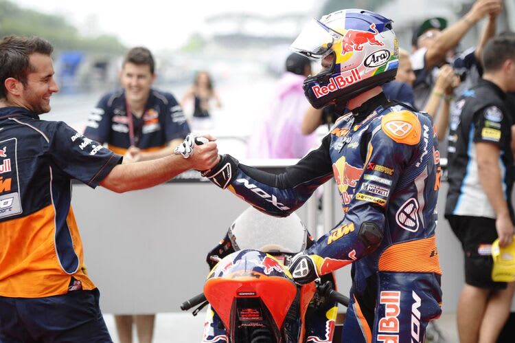 Brad Binder wird zur Pole-Position beglückwünscht