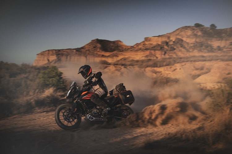 Chris Birch in Action auf der Vorserien-KTM 790 Adventure R 