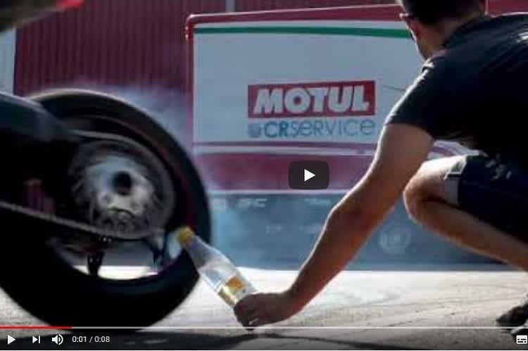 Eine Mineralwasserflasche öffnen: Das kann man auch mit einem slidenden Hinterrad