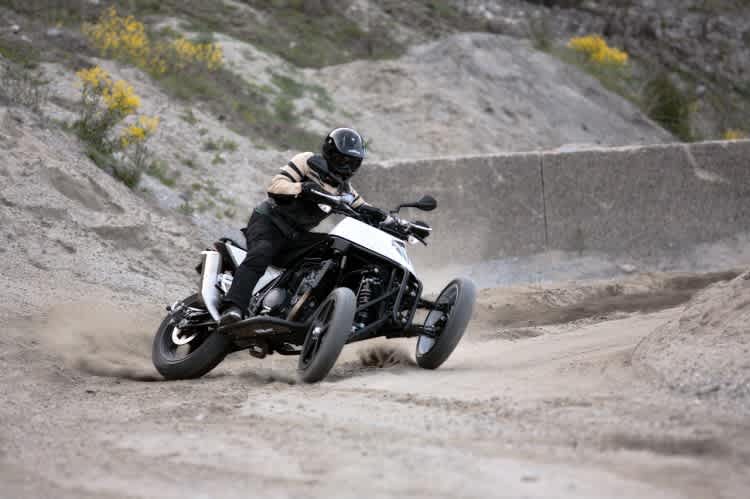 Weil zwei Räder mehr Führung haben als eines, ist driften mit einem Dreirad weit weniger delikat als mit einem konventionellen Motorrad