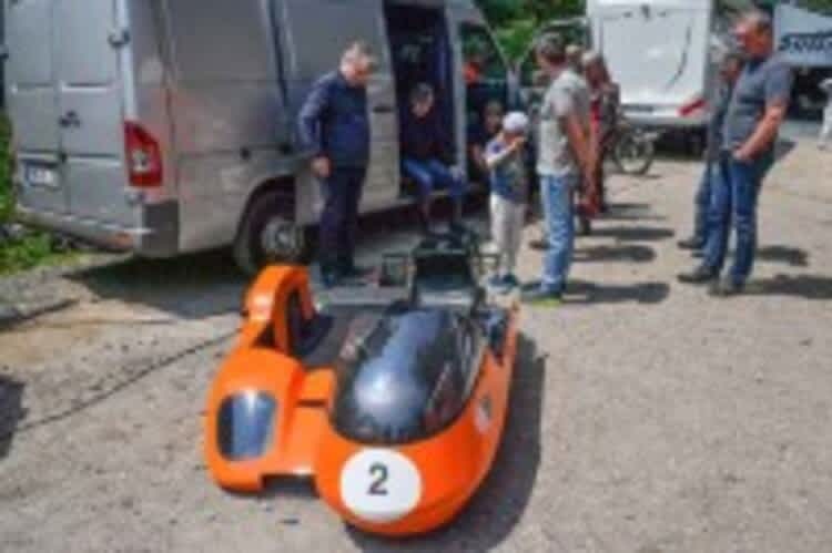 Martin Wimmer (hinten links) und Rolf Steinhausen mit dem Fath-Gespann