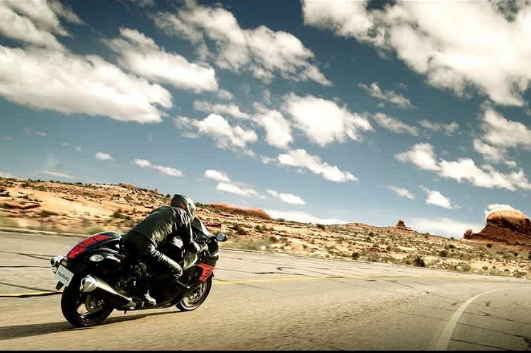 Suzuki GSX 1300 R Hayabusa: Man kann, wenn man sich traut. Mehr als 300 km/h müssten möglich sein