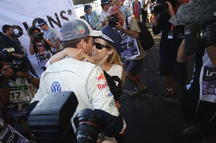 Ein Herz und eine Seele: Sébastien Ogier umarmt seine Frau Andrea Kaiser