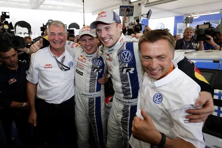 Das Siegerteam mit den Chefs von Volkswagen 