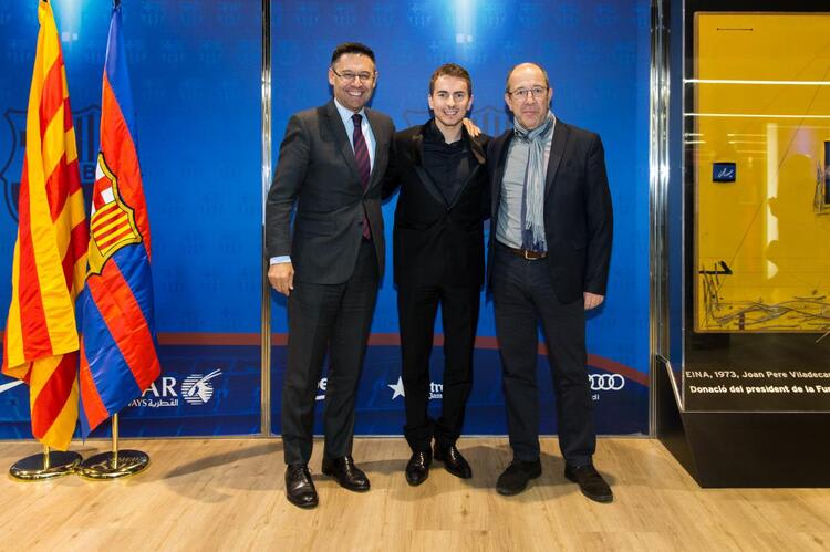 Jorge Lorenzo mit dem Barca-Präsidenten Josep Maria Bartomeu (links) und Dorna-Manager Manel Arroyo