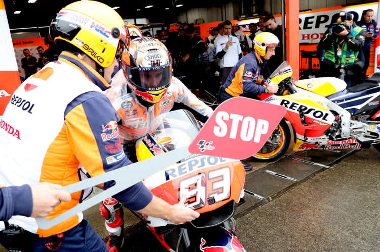 Marc Márquez beim Bikewechsel