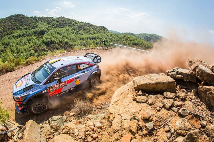 Deutschland-Leader Andreas Mikkelsen in den Weinbergen