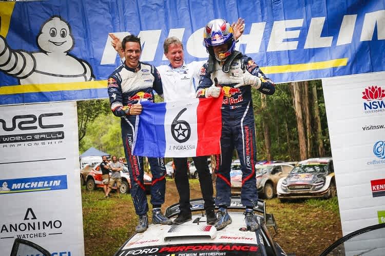 Die Meister Julien Ingrassia, Malcolm Wilson, Sébastien Ogier (vlnr)