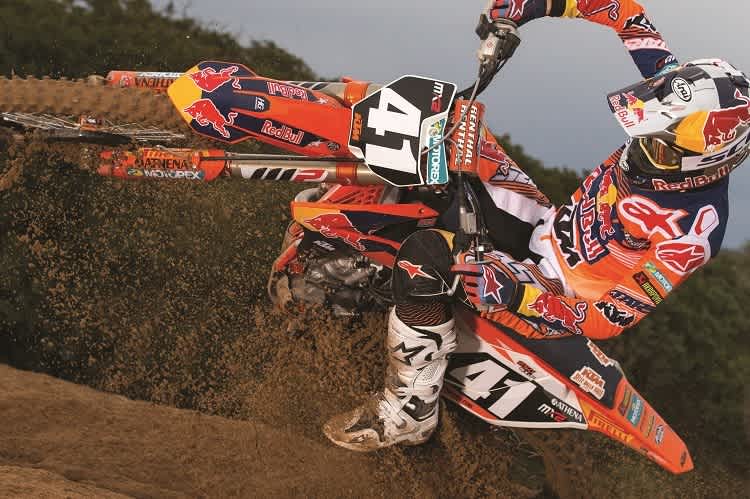 Auch MX2-Weltmeister Pauls Jonass greift auf seinem Motorrad an einen Lenker von Renthal