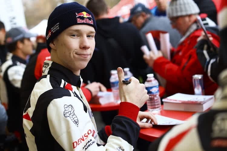 Kalle Rovanperä gibt Autogramme