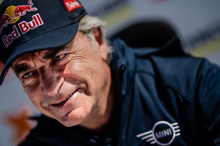 Carlos Sainz freut sich über die Führung