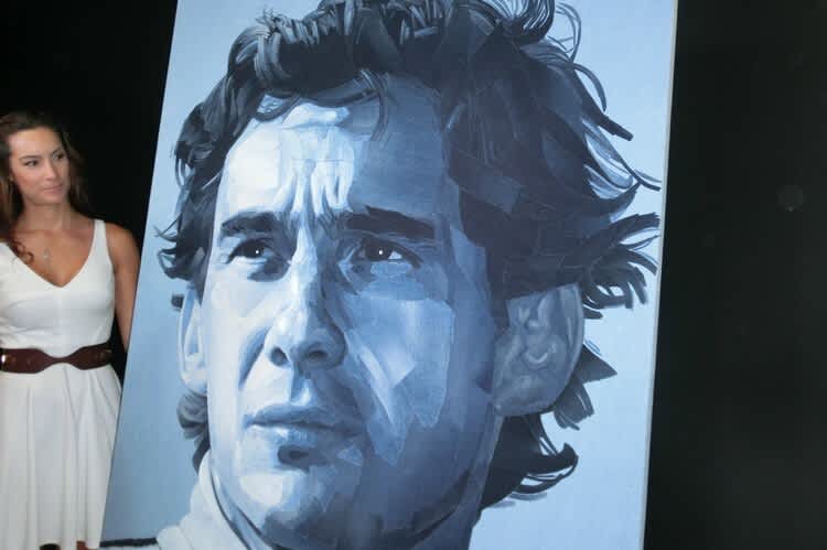 Bianca Senna Lalli neben dem Porträt von Ayrton Senna