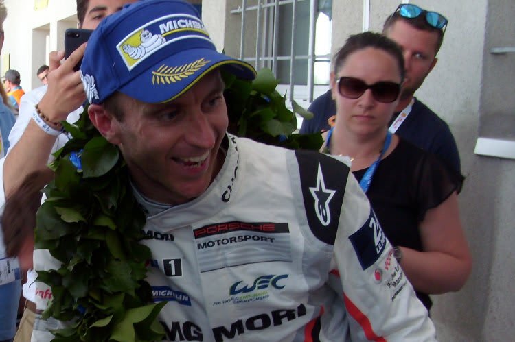 Le-Mans-Sieger 2017: Timo Bernhard direkt nach der Zeremonie auf dem Podium