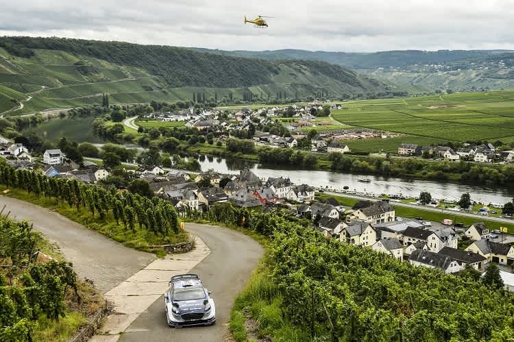 Tagessieger Ott Tänak in den Weinbergen