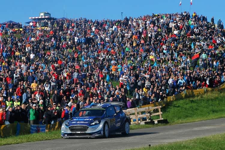 Leader Ott Tänak vor voller Kulisse auf «Baumholder»