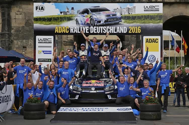 Das siegreiche Volkswagen-Team im Ziel