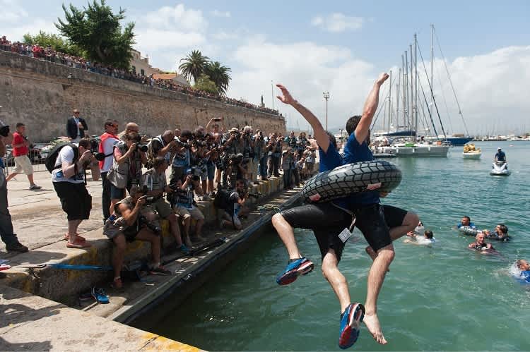 Das VW-Team springt vor Siegesfreude ins Mittelmeer