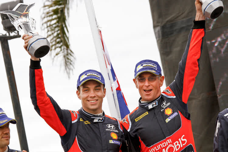 Erste WM-Sieger aus Neuseeland – Hyundai-Pilot Hayden Paddon (links) und Beifahrer John Kennard 