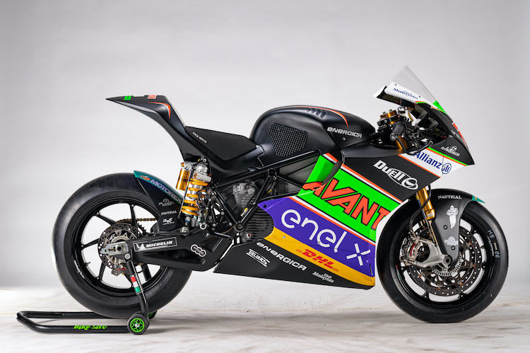 Hikari Okubo übernimmt das Bike von Niki Tuuli