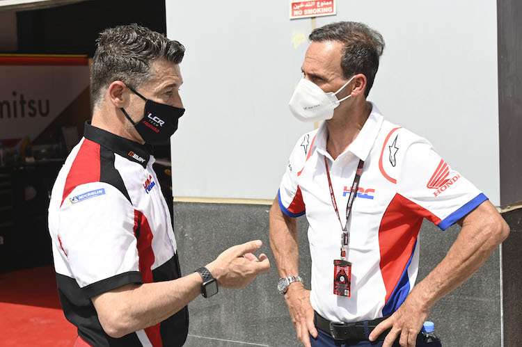 Alberto Puig (rechts) im Gespräch mit LCR Honda-Boss Lucio Cecchinello
